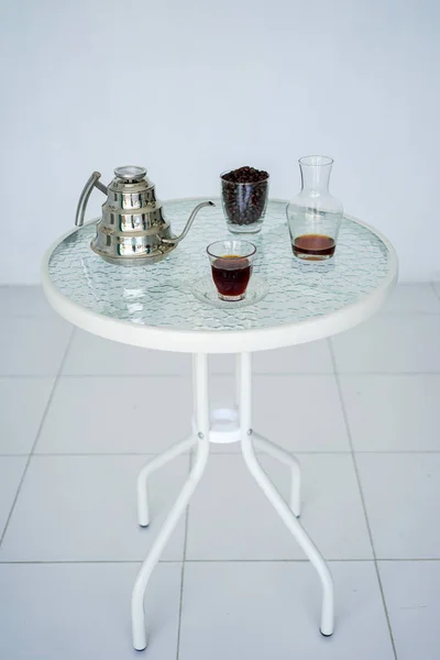 Servant Café Dans Verre Transparent Une Bouilloire Métal Avec Des — Photo