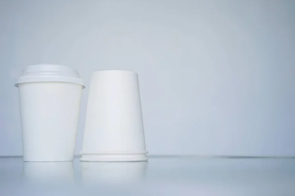 Dos Vasos Papel Blanco Una Sola Vez Para Café Está — Foto de Stock
