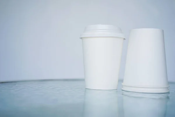 Dos Vasos Papel Blanco Una Sola Vez Para Café Está — Foto de Stock