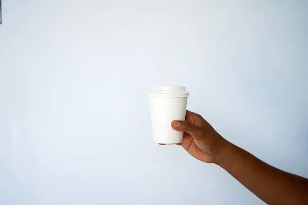 Mano Hombre Piel Oscura Sostiene Una Taza Desechable Para Café — Foto de Stock