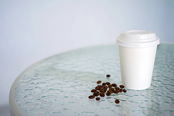 Una Taza Café Desechable Con Granos Café Encuentra Una Mesa — Foto de Stock