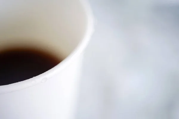 ペーパー 使い捨て 白いカップ コーヒーのクローズ アップ 背景をぼかし コピー スペースで上面と側面ビュー — ストック写真