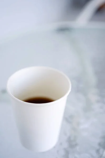 Papel Desechable Taza Blanca Con Primer Plano Café Fondo Borroso — Foto de Stock