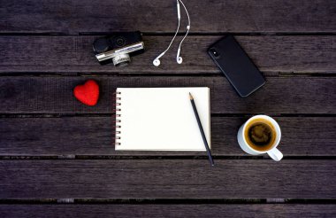 Koyu ahşap arka plan üzerinde izole Minimal tarz düz yatıyordu. Dostum yaz aksesuarları ile Resepsiyon üstten görünüm: kalp, smartphone, vintage fotoğraf makinesi, kulaklık, kahve, defter. Kadının gün kartpostal