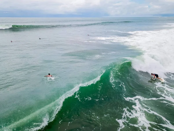 Surfer Jeździ Pływa Płycie Krajanie Fale Oceanu Ocean Głębokie Bez — Zdjęcie stockowe