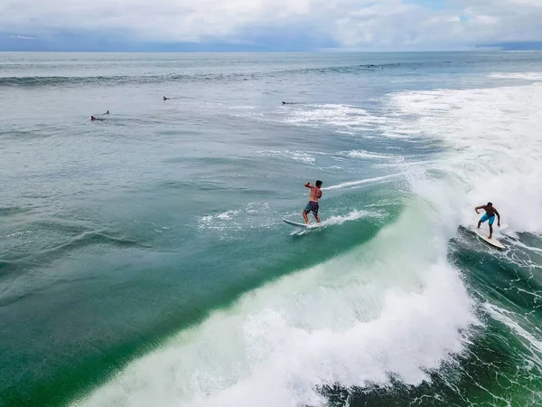 Surfer Jeździ Pływa Płycie Krajanie Fale Oceanu Ocean Głębokie Bez — Zdjęcie stockowe