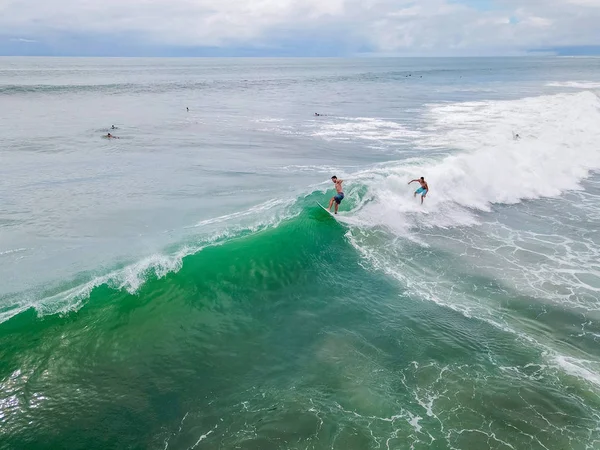 Surfer Jeździ Pływa Płycie Krajanie Fale Oceanu Ocean Głębokie Bez — Zdjęcie stockowe