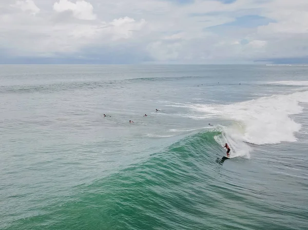 Surfer Βόλτες Και Κολυμπάει Στον Πίνακα Ανατομής Κύματα Του Ωκεανού — Φωτογραφία Αρχείου