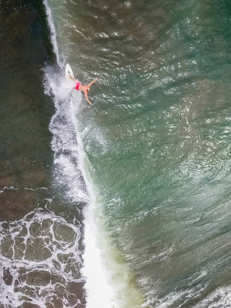 Surfer Jeździ Pływa Płycie Krajanie Fale Oceanu Ocean Głębokie Bez — Zdjęcie stockowe