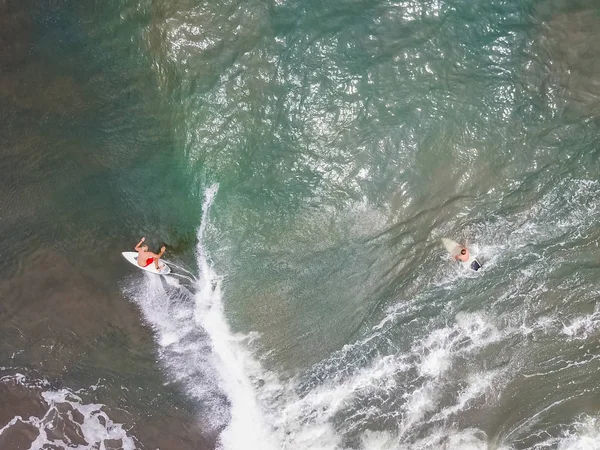 Surfer Jeździ Pływa Płycie Krajanie Fale Oceanu Ocean Głębokie Bez — Zdjęcie stockowe