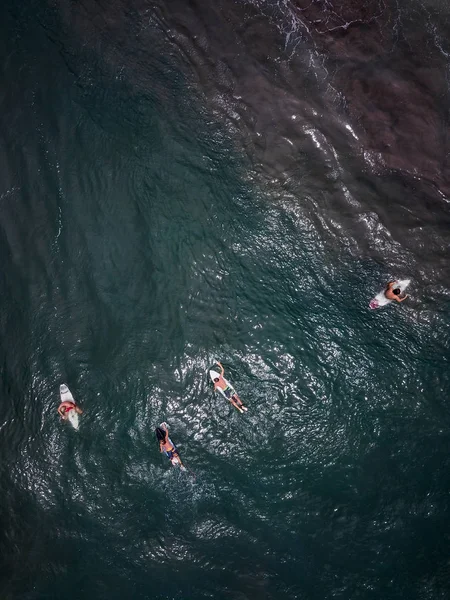 Surfer Rides Swims Board Dissecting Waves Ocean Deep Boundless Ocean — Stock Photo, Image