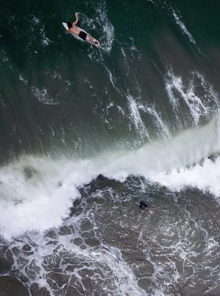 Surfer Jeździ Pływa Płycie Krajanie Fale Oceanu Ocean Głębokie Bez — Zdjęcie stockowe