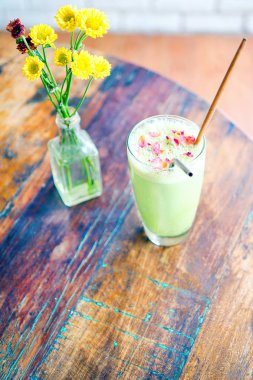 Sulu sebze topuz (yeşil köfte) ahşap bir tabak ve ahşap bir masa. Yeşil matcha çay organik metal strobe ile boba veya bobble. Çin yemeği Bali Restoran. Kopya alanı ile Üstten Görünüm.