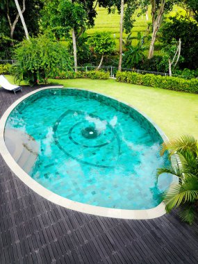 Endonezya, Bali, Canggu - 24 Şubat 2018: Villa Augen. Bali Adası göz şeklinde büyük bir yüzme havuzu ile büyük bir villa. Canggu bölge yeşil köşesinde lüks tatil.