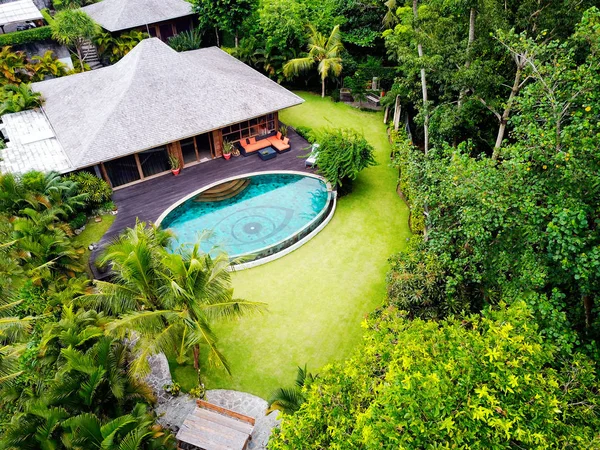 印度尼西亚 巴厘岛 2018年2月24日 Augen 巴厘岛岛上的一座大别墅 有一个大的游泳池 以眼睛的形式 章菇区绿色角落的豪华假期 — 图库照片