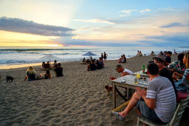 Endonezya, Bali, Canggu - 15 Mart 2018: Beach Eko. Gökkuşağının tüm renkleri ile taşan bir gün batımı ile bir sürü insan. Herkes geçen güneş ışınlarının tadını.