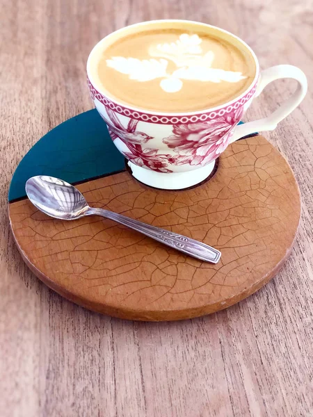 Una Taza Café Una Hermosa Taza Pintada Encuentra Soporte Madera — Foto de Stock