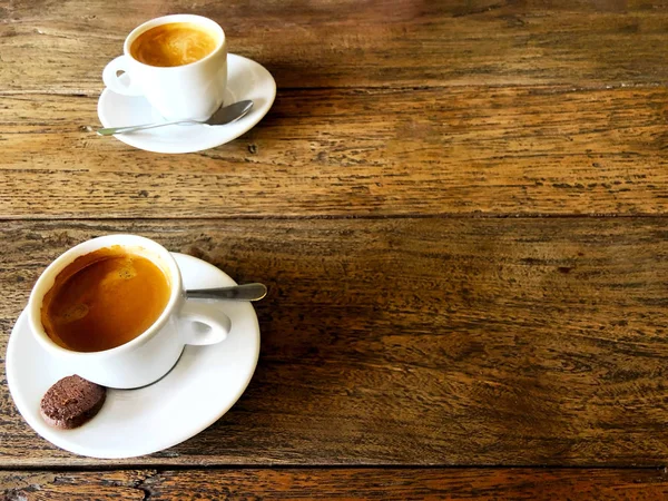 Dos Tazas Café Negro Fuerte Lado Lado Una Mesa Madera — Foto de Stock