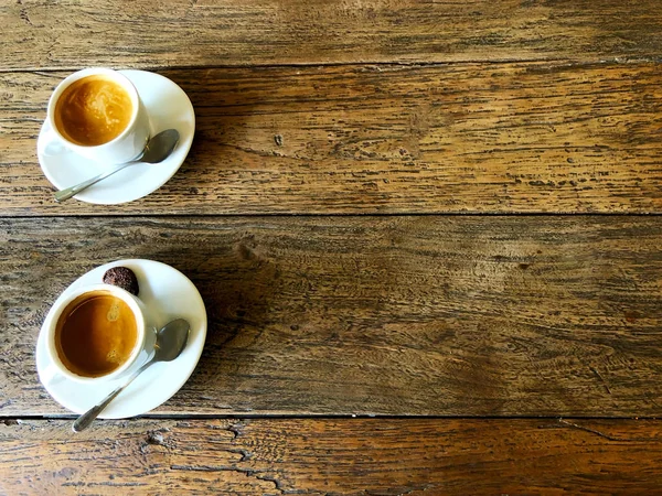 Dos Tazas Café Negro Fuerte Lado Lado Una Mesa Madera — Foto de Stock