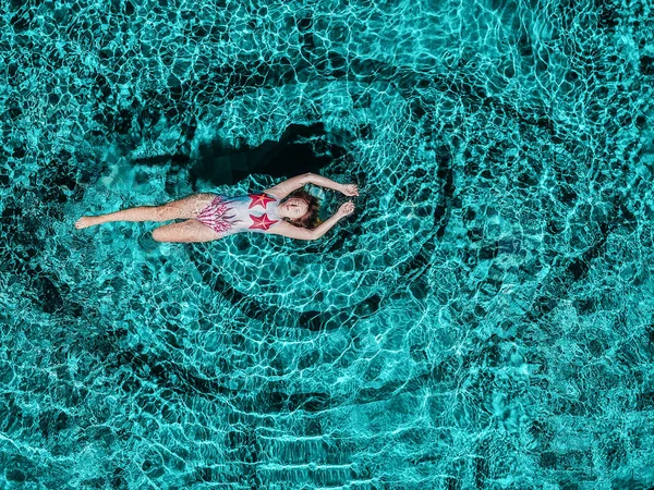 Young Sexy Girl Lovely Figure Floats Lies Hotel Big Pool — Stock Photo, Image