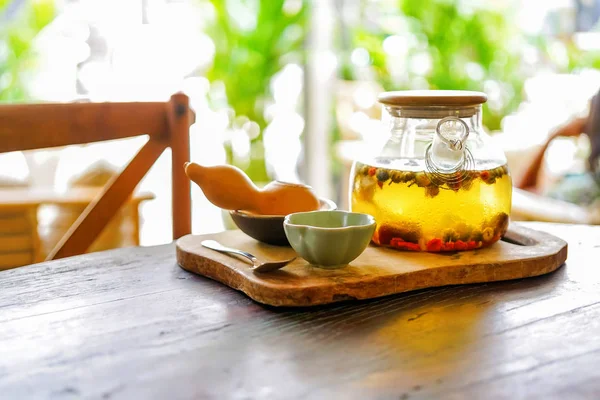 Китайський Зелений Чай Прозорий Чайник Знаходиться Дерев Яний Стіл Фоновому — стокове фото