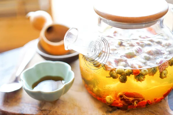 Chinesischer Grüner Tee Einer Transparenten Teekanne Steht Auf Einem Holztisch — Stockfoto