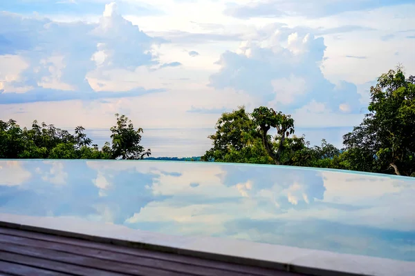 Över Stranden Strandlinjen Förgrunden Speglas Träd Och Himmel Poolen Bali — Stockfoto
