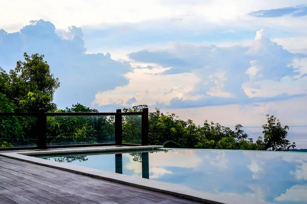 Vista Costa Playa Primer Plano Los Árboles Cielo Reflejan Piscina — Foto de Stock