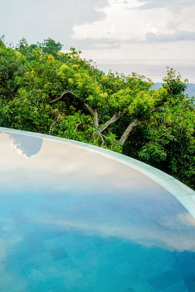 海滩海岸线的看法 在前景 树木和天空反映在游泳池 巴厘岛岛 罗维纳海滩 带有复制空间的侧面视图 — 图库照片