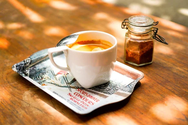 Una Taza Café Una Mesa Madera Una Bebida Fragante Con — Foto de Stock