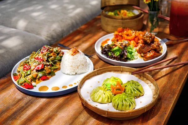 Een Verscheidenheid Aan Gerechten Staan Een Houten Tafel Het Restaurant — Stockfoto