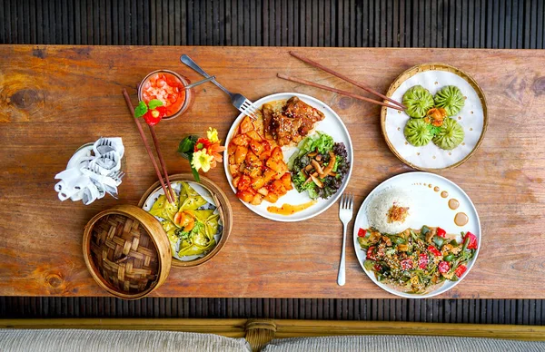 Разнообразные Блюда Стоят Деревянном Столе Ресторане Французская Еда Китайская Еда Стоковое Фото