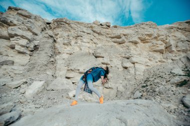 Genç kadın poz ve dans renkli elbise giymiş