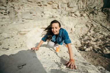 Genç kadın poz ve dans renkli elbise giymiş