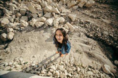 Genç kadın poz ve dans renkli elbise giymiş