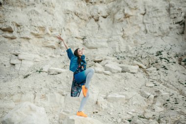 Genç kadın poz ve dans renkli elbise giymiş