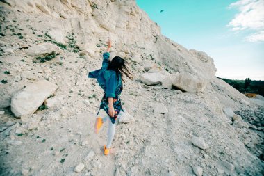 Genç kadın poz ve dans renkli elbise giymiş