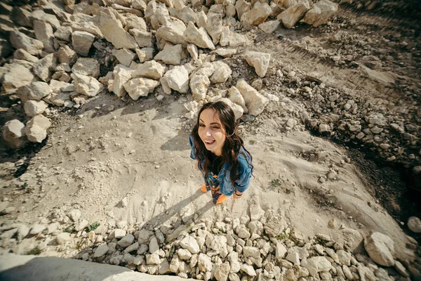 Genç kadın poz ve dans renkli elbise giymiş