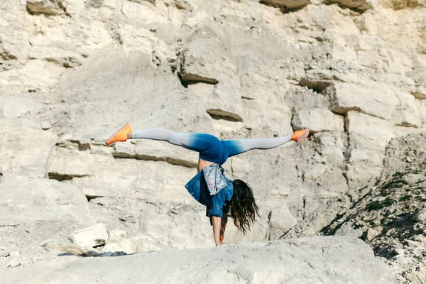 Giovane donna vestita vestiti colorati posa e danza — Foto Stock