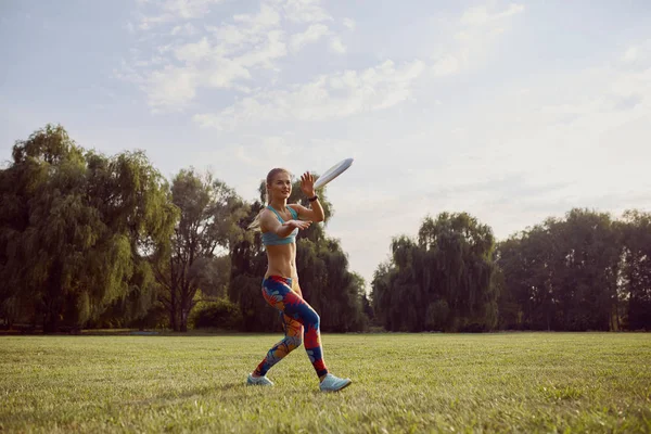 フライング ディスク、遊んで運動少女究極 — ストック写真