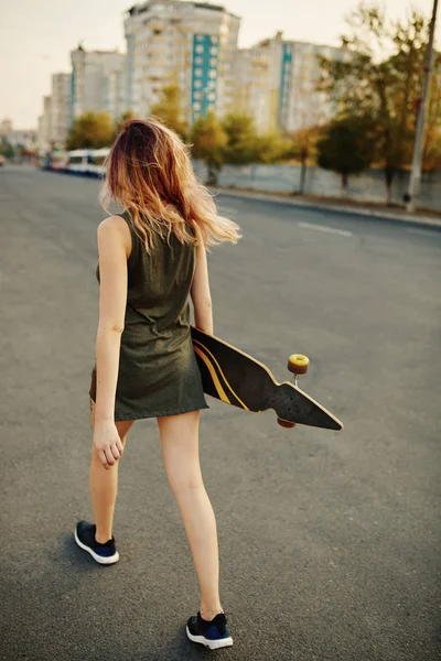 Piękna młoda dziewczyna tatuażem z longboard przy słonecznej pogodzie — Zdjęcie stockowe