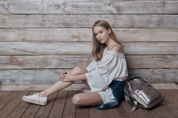 Retrato de estilo de vida de una joven mujer bonita — Foto de Stock