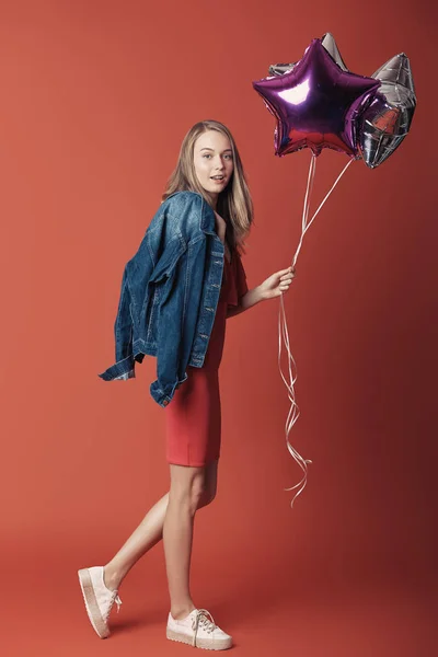 Mujer en vestido rojo sosteniendo globos . —  Fotos de Stock