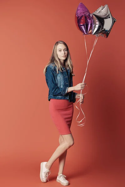 Mujer en vestido rojo sosteniendo globos . —  Fotos de Stock