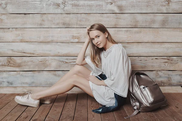 Retrato de estilo de vida de una joven mujer bonita —  Fotos de Stock