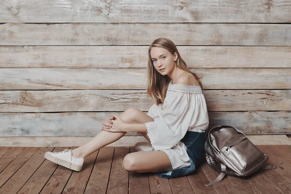 Retrato de estilo de vida de una joven mujer bonita — Foto de Stock