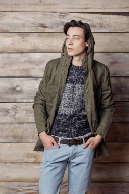 Yakışıklı adam ahşap kırsal ev iç