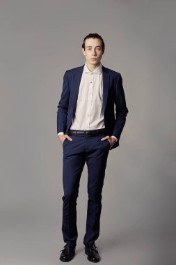 Mavi takım elbise ile beyaz gömlek giymiş iş moda adamı