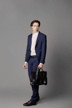 Mavi takım elbise ile beyaz gömlek giymiş iş moda adamı