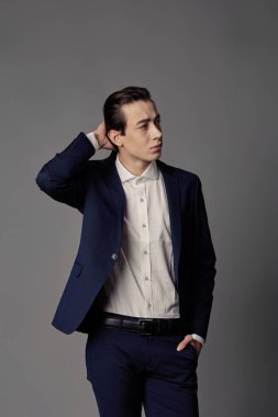 Mavi takım elbise ile beyaz gömlek giymiş iş moda adamı